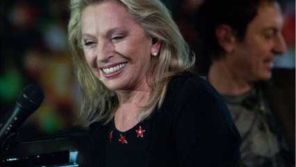 VOICI Nagui dévoile un cliché de Véronique Sanson très en forme dans les coulisses de Taratata