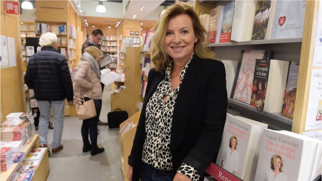 VOICI Valérie Trierweiler dans C à vous : cette demande qui a beaucoup embêté Anne-Elisabeth Lemoine