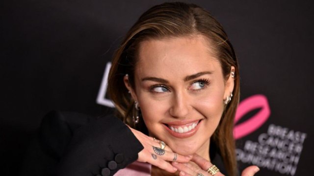 VOICI - Miley Cyrus s’affiche entièrement nue durant sa séance de bronzette