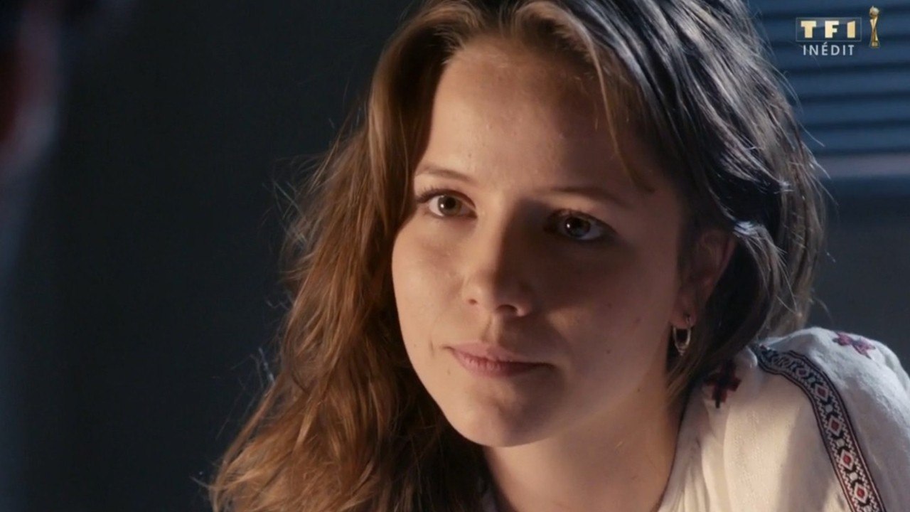 VOICI - Marysole Fertard (Margot) quitte Demain nous appartient, elle raconte son dernier jour de tournage « intense "