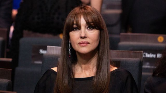 VOICI - Monica Bellucci en maxi décolleté et les cheveux blonds, ses fans sont conquis
