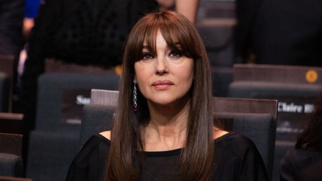 VOICI - Monica Bellucci en maxi décolleté et les cheveux blonds, ses fans sont conquis