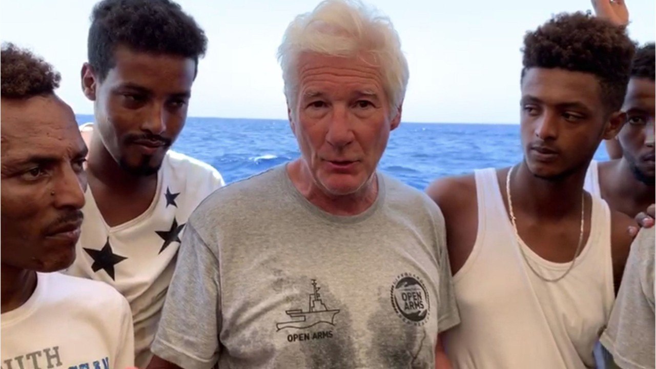VOICI PHOTOS Richard Gere vient en aide aux migrants d'une manière inattendue