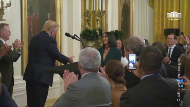 VOICI Kim Kardashian à la Maison blanche : elle prend la parole pour les droits des prisonniers américains