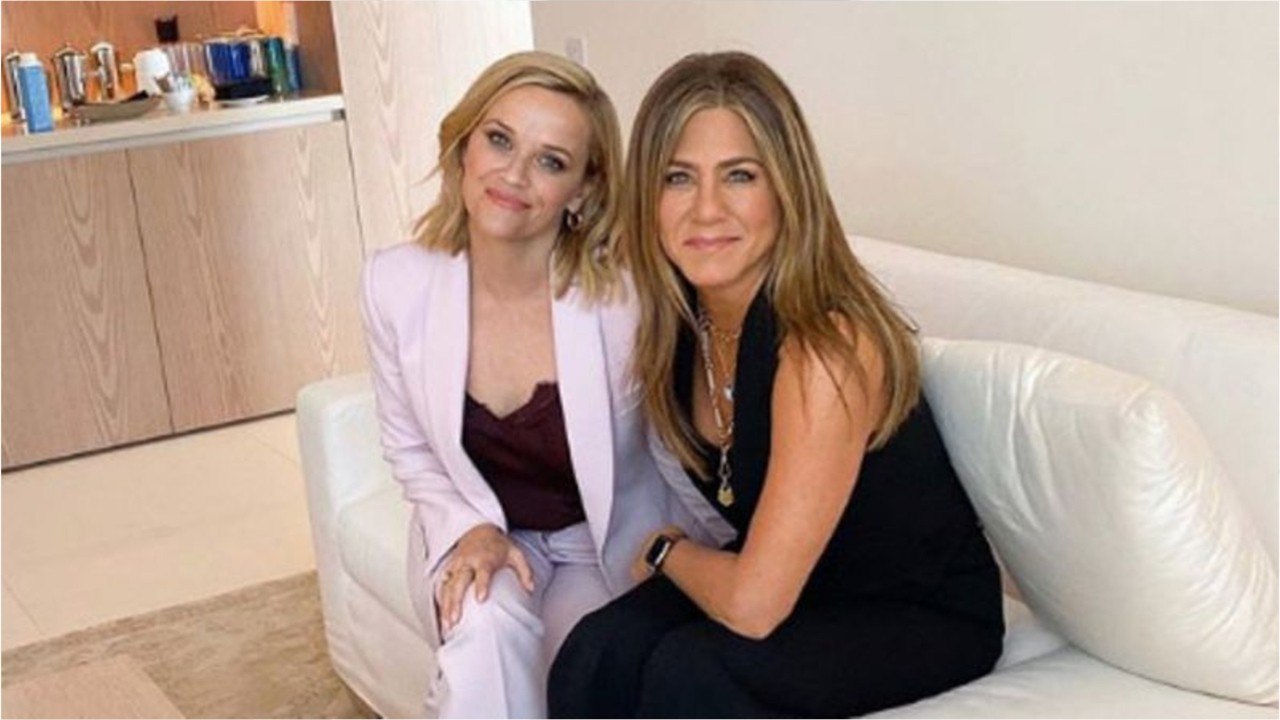 VOICI - Jennifer Aniston et Reese Witherspoon : cette scène culte de Friends que les deux actrices ont rejoué ensemble