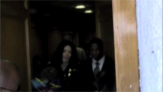 VOICI- Michael Jackson : les hommes qui l’accusent d'abus sexuels peuvent faire passer l’affaire en justice