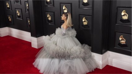 VOICI - Ariana Grande en couple ? Ce geste tendre qui ne trompe pas