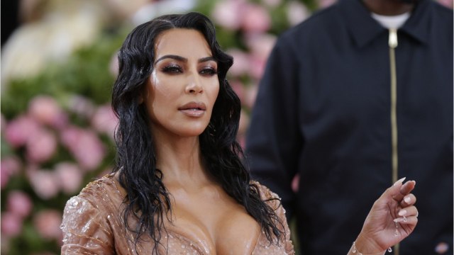 VOICI Kim Kardashian rencontre un prisonnier accusé de quatre meurtres : la réaction de la mère d’une victime