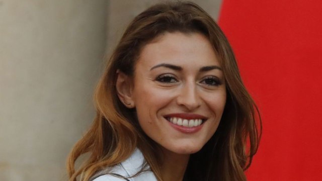 VOICI - Rachel Legrain-Trapani loin de Benjamin Pavard, elle se prélasse en maillot bain sexy