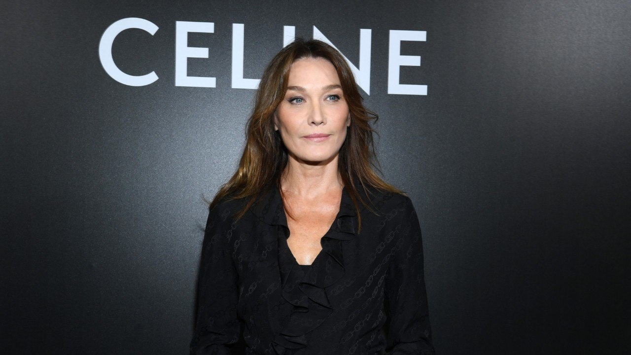 VOICI - PHOTO Carla Bruni dévoile une photo de...