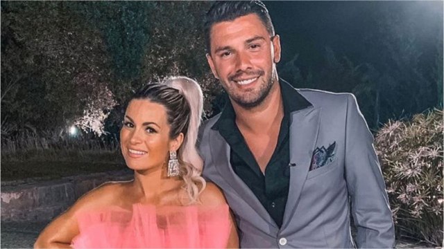 VOICI - Carla Moreau bientôt mariée : Kevin Guedj lui a fait sa demande sur le tournage des Marseillais