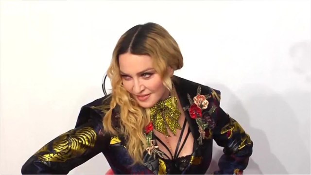 VOICI- Les filles de Madonna dansent sur Djadja pour le Nouvel An, Aya Nakamura « hyper étonnée