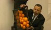 CHP'li Burak Erbay, yanında getirdiği portakalları Meclis kürsüsüne döktü