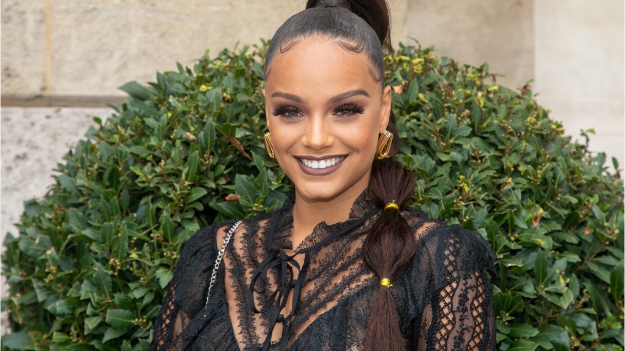 Voici - PHOTO Alicia Aylies sexy : l'ex-Miss France affiche un impressionnant décolleté pour la bonne cause