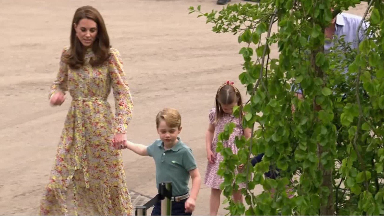 VOICI - Kate Middleton et le prince William font fondre les internautes avec de rares clichés de leurs enfants