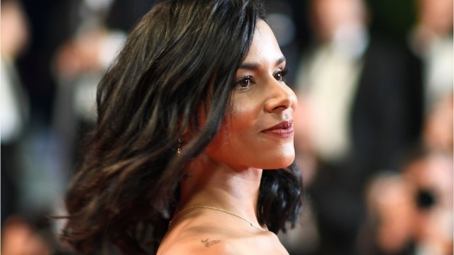 VOICI - Shy’m seins nus : découvrez son étonnante technique pour cacher sa poitrine