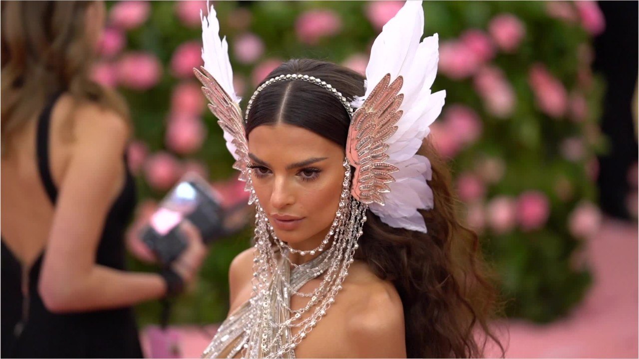 VOICI - PHOTO Emily Ratajkowski dévoile ses fesses parfaites dans un maillot de bain très échancré