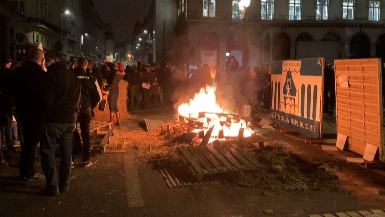 Pesticides : des agriculteurs en colère manifestent contre une décision du Conseil d’Etat