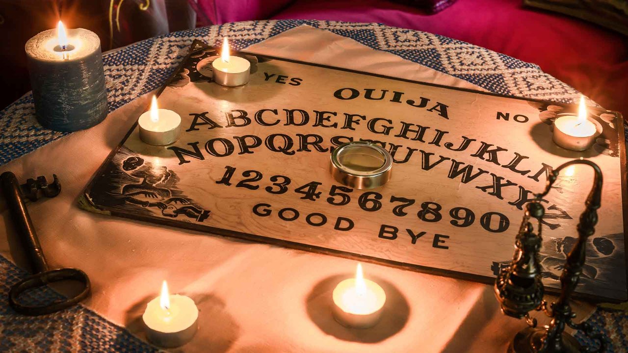 Gläserrücken & Ouija-Board: Hokuspokus oder Stimme aus dem Jenseits?