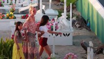 VOICI - Laeticia Hallyday : rencontre émouvante au Vietnam pour elle et ses filles
