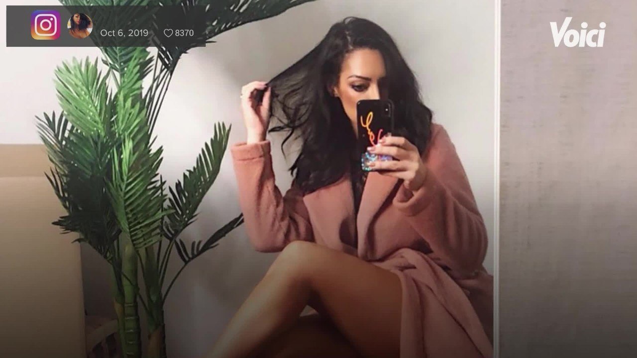 VOICI - PHOTO Emilie Nef Naf : en culotte maxi échancrée et pull très court, elle en dévoile presque trop