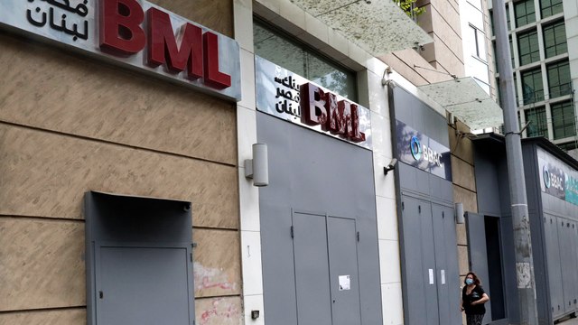 بسبب تجدد الأزمة السياسية.. تراجع بقيمة الليرة اللبنانية مقابل الدولار