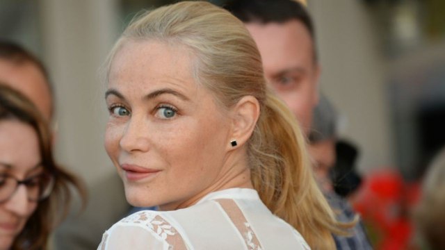 VOICI Emmanuelle Béart en vacances, elle affiche son incroyable décolleté