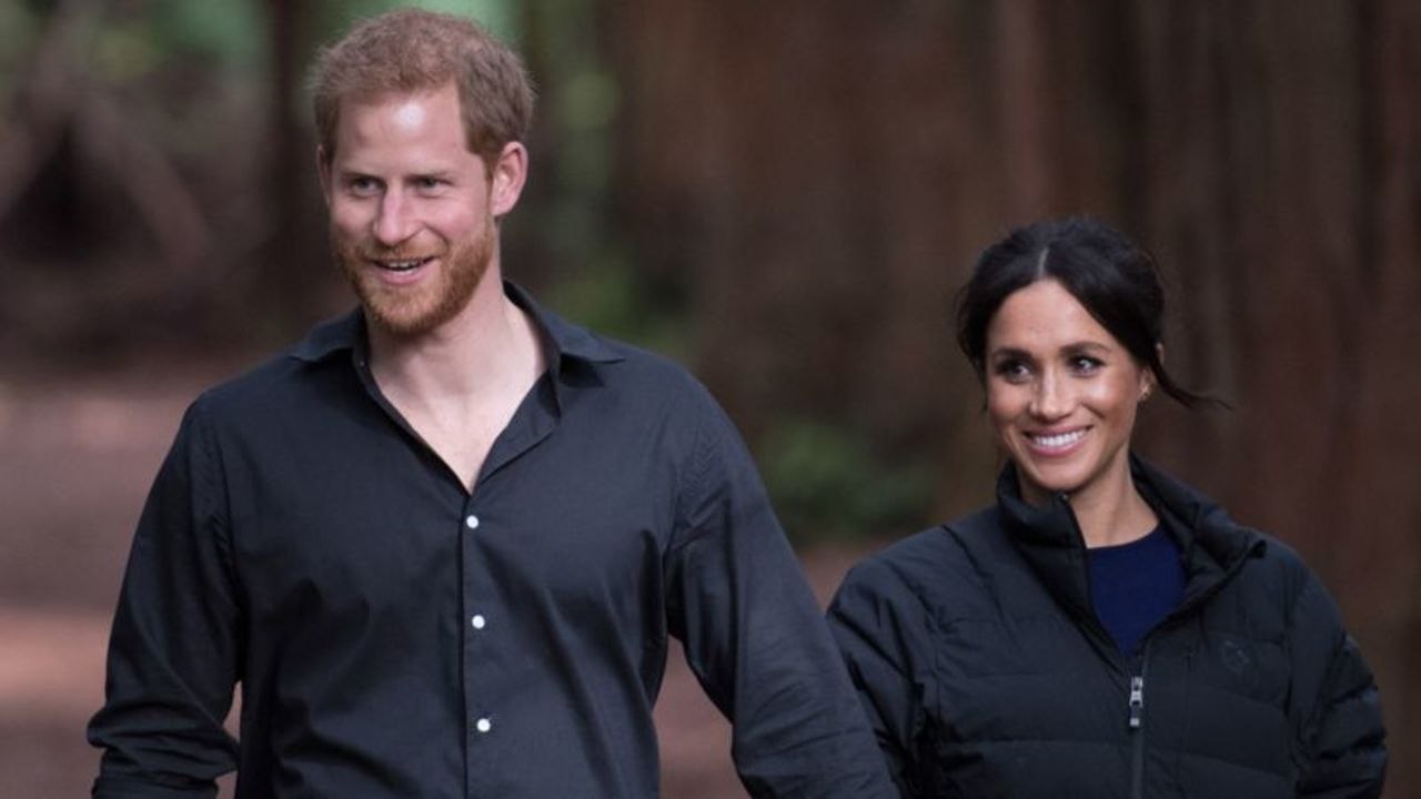 VOICI Prince Harry : l'adorable réaction du prince Charles lorsqu'il lui a demandé d'accompagner Meghan Markle à l'autel