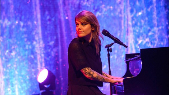 Voici - PHOTO Cœur de Pirate séduit ses fans en posant en lingerie transparente