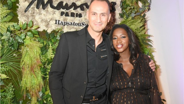 Voici - PHOTO Hapsatou Sy enceinte : elle annonce à son chéri Vincent Cerutti le sexe du bébé