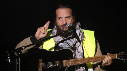 VOICI - Francis Lalanne n'intégrera pas la gendarmerie, il fait une mise au point