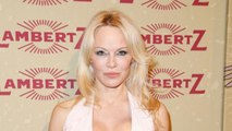 VOICI Pamela Anderson nostalgique de la France ? La star sème le doute avec un décolleté sexy
