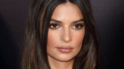 VOICI - Emily Ratajkowski dévoile un téton… en plein restaurant !