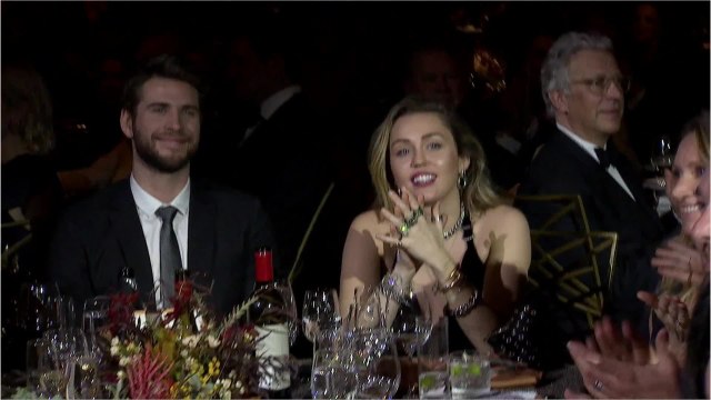 Miley Cyrus en mini short troué : elle réchauffe ses fans en dévoilant ses fesses et son décolleté