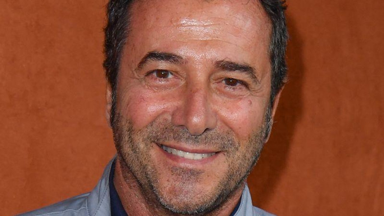 VOICI Johnny Hallyday : Bernard Montiel règle ses comptes avec Mamie Rock, qui l’a accusé d’avoir profité du chanteur