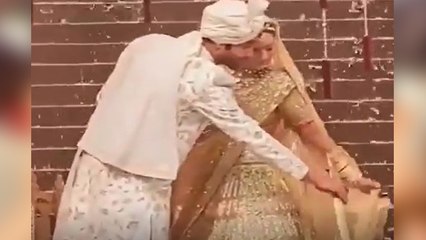 Download Video: Ankita Lokhande wedding: Vicky Jain ने स्टेज पर ऐसे संभाला Ankita का दुपट्टा; Watch video FilmiBeat