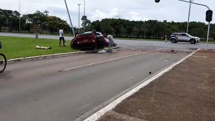 Motorista capota carro no Eixo Monumental ao colidir na lateral de outro veículo