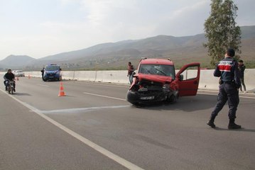 Beton bariyere çarpan hafif ticari araçtaki 2 kişi yaralandı
