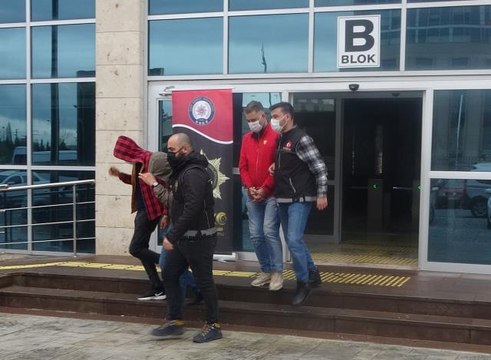 Son dakika... Uyuşturucu ve ruhsatsız silah bulunan otomobildeki 3 kişi tutuklandı