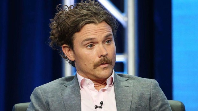 VOICI L’arme fatale : Clayne Craw­ford viré, décou­vrez son éton­nant remplaçant