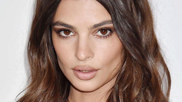 VOICI - Emily Ratajkowski : entièrement nue, elle cache à peine sa poitrine