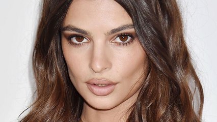 VOICI - Emily Ratajkowski : entièrement nue, elle cache à peine sa poitrine