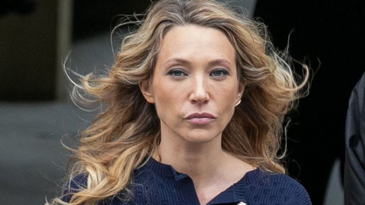 VOICI - Laura Smet : pourquoi a-t-elle été empêchée de voir Johnny Hallyday à Marnes-la-Coquette ?