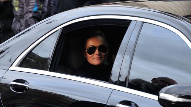 VOICI - Johnny Hallyday abandonné par David et Laura ? Laeticia dévoile à quel point ils étaient seuls pendant sa maladie