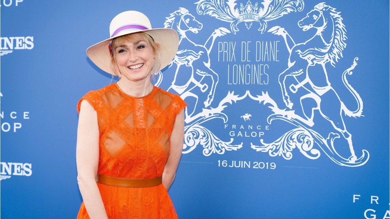 VOICI Julie Gayet : pourquoi il lui arrive de ne pas regarder les films dans lesquels elle joue