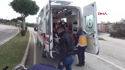 KAMYONETİYLE MOTOSİKLETLİYE ÇARPIP, KAÇTI