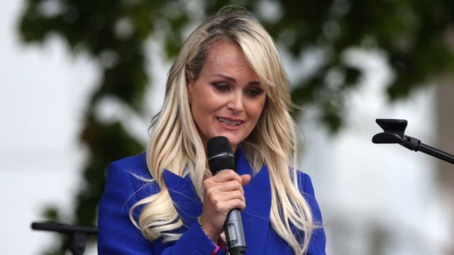 VOICI - Laeticia Hallyday de plus en plus seule à Saint-Barthélemy, elle déprime