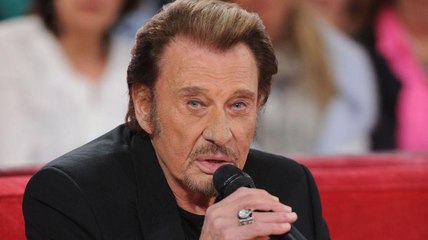 VOICI - Johnny Hally­day le sacri­fice de ses fans pour se recueillir sur sa tombe