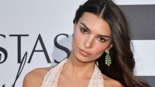 Emily Ratajkowski nue dans sa piscine : elle dévoile sa trace de bronzage sur les fesses