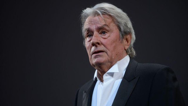VOICI - Pourquoi Alain Delon ne témoignera pas vraiment dans le documentaire consacré à Mireille Darc